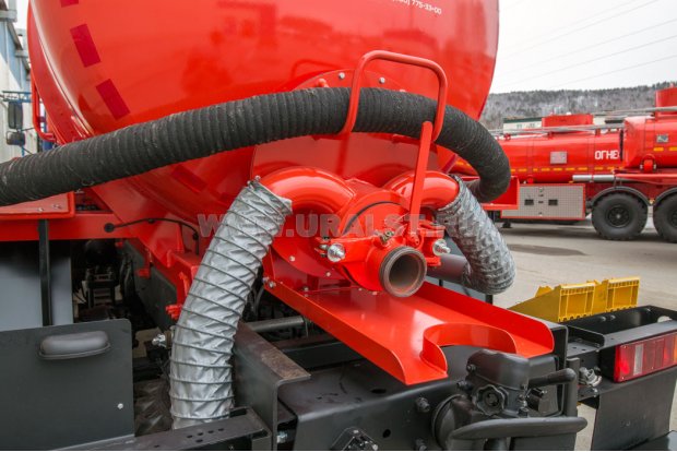 Заборный/сливной узел емкости