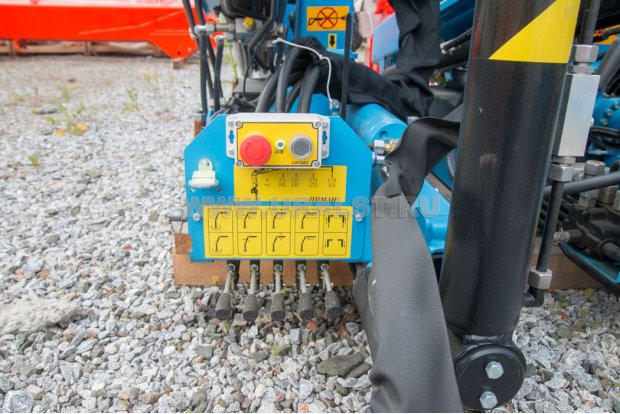 Рычаги управления КМУ и выдвижными опорами