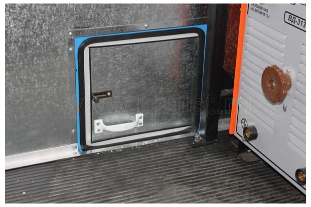 Люк для быстрого доступа к оборудованию