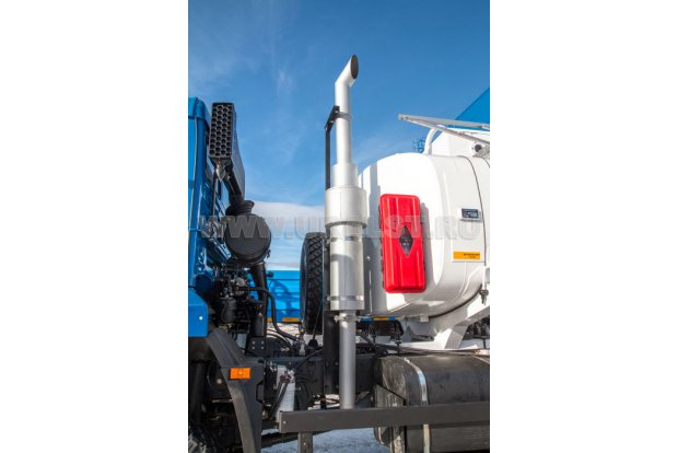 Система вертикального выпуска отработанных газов за кабиной вверх
