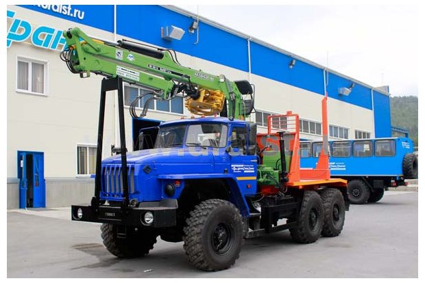 Лесовозный тягач Урал с манипулятором Атлант-90