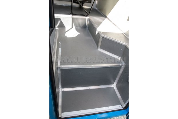 Входная группа вахтового автобуса