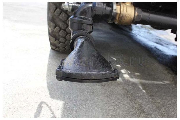 Передняя поливомоечная рейка на автомобиле Камаз