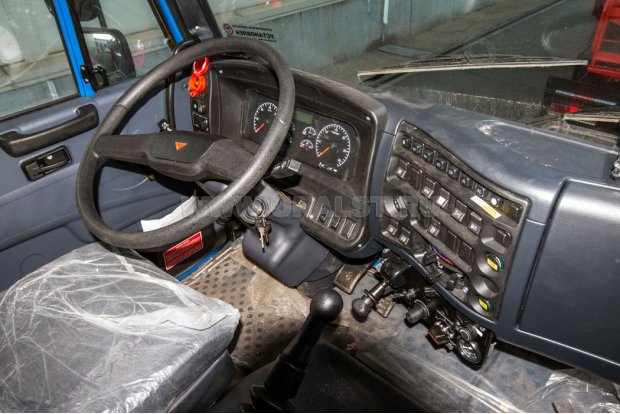 Приборная панель в кабине водителя