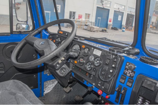 Приборная панель в кабине водителя