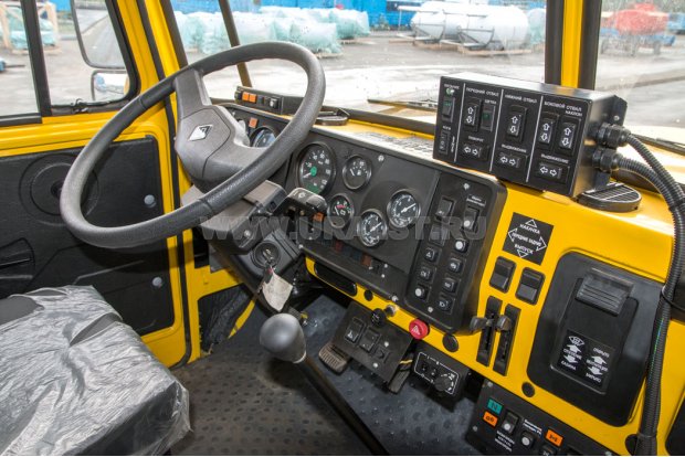 Пульт управления оборудованием в кабине водителя