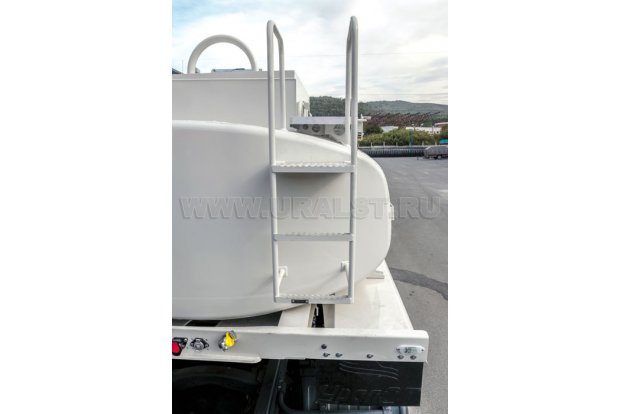 Лесница на площадку обслуживания