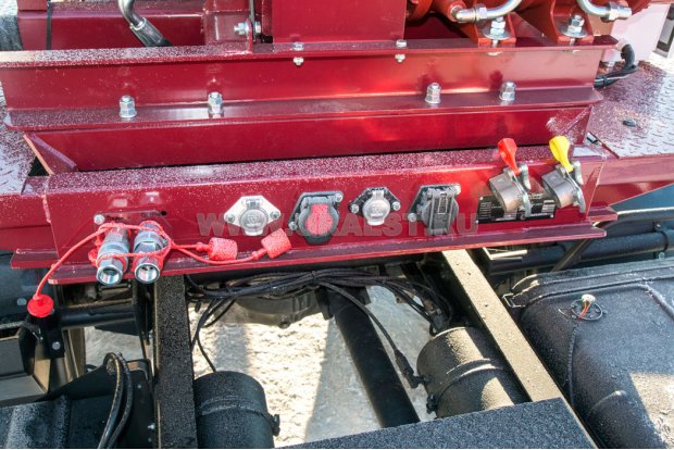 Разъемы для соединения электросистемы и пневмосистемы полуприцепа и тягача