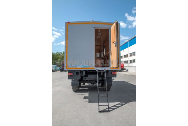 Вход в автофургон-столовую