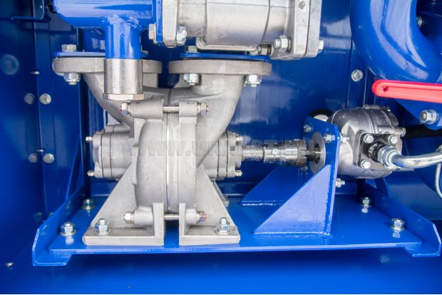 Насосная установка полуприцепа цистерны