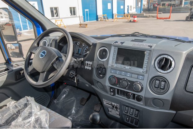 Приборная панель в кабине водителя