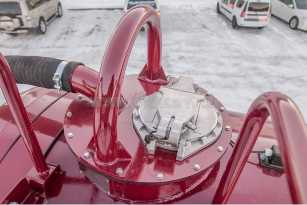 Заливная горловина цистерны