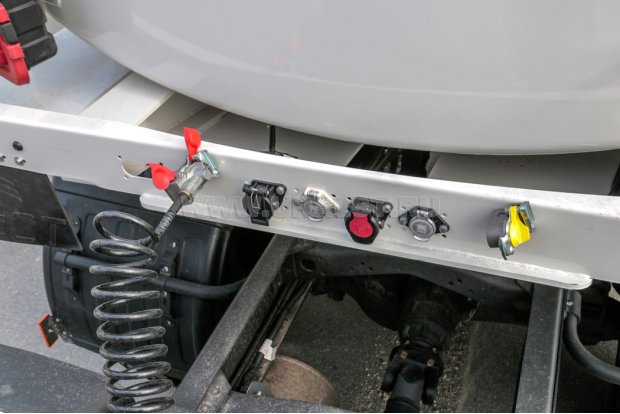 Разъемы для соединения электросистемы и пневмосистемы полуприцепа и тягача