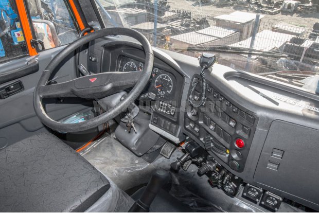 Приборная панель в кабине водителя