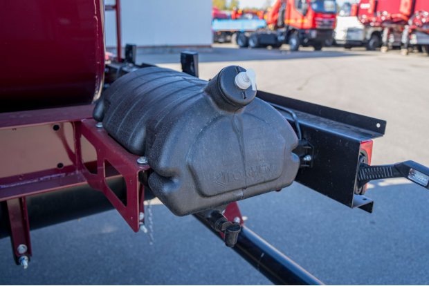 Бак для воды с краном и дозатором под жидкое мыло