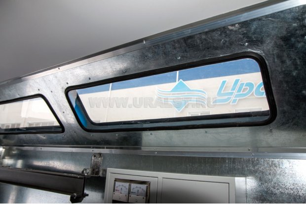 Окна на скосах фургона