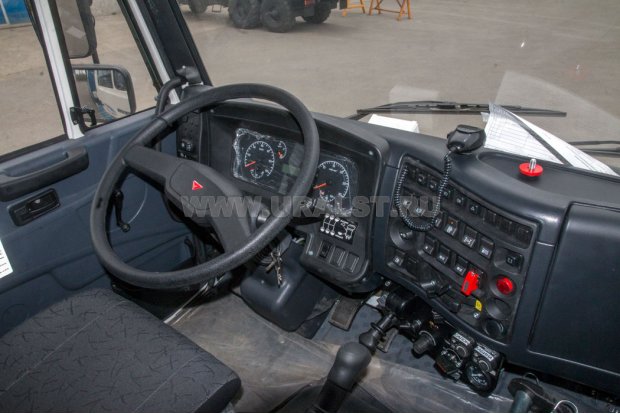 Приборная панель в кабине водителя