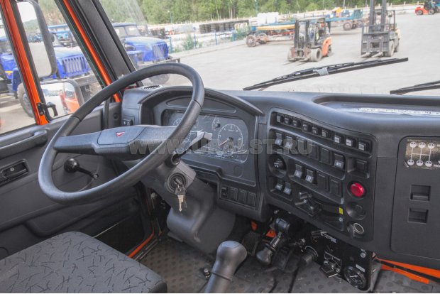 Приборная панель в кабине водителя