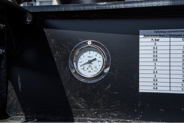 Манометр для контроля давления в пневмоподвеске