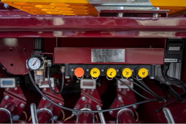 Блок пневмоуправления донными клапанами, манометр