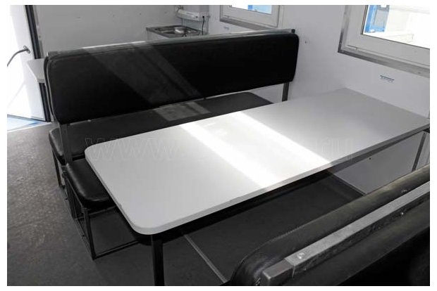 Обеденный стол столовой