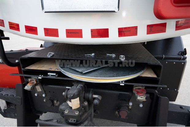 Пенал в нише под знаки