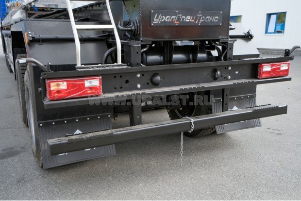 Заднее защитное устройство