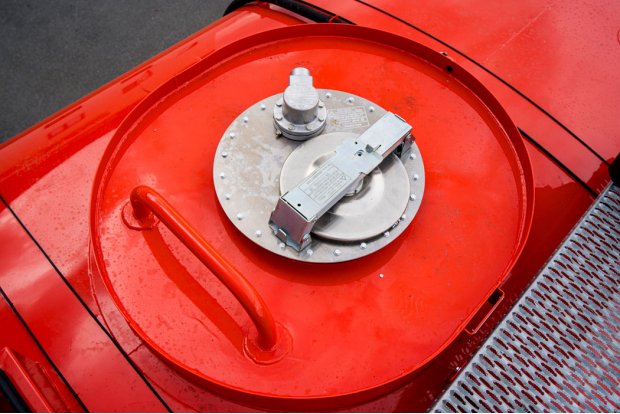 Заливная горловина цистерны