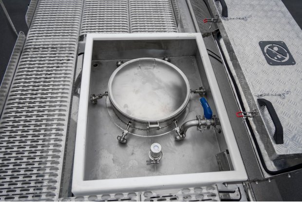 Заливная горловина цистерны