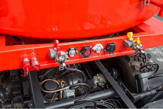 Разъемы для соединения электросистемы и пневмосистемы полуприцепа и тягача