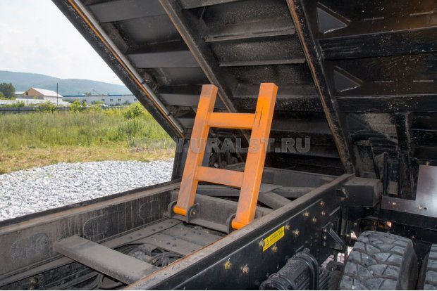 Страховочный упор самосвального кузова