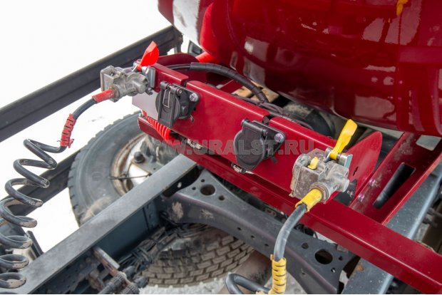 Разъемы для соединения электросистемы и пневмосистемы полуприцепа и тягача