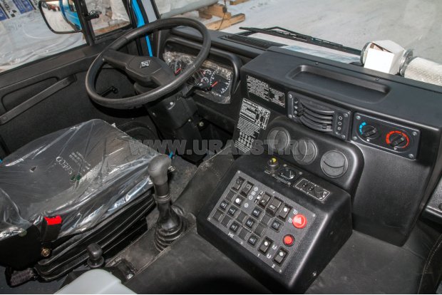 Кабина водителя автомобиля Урал маслостанция 5557-82М