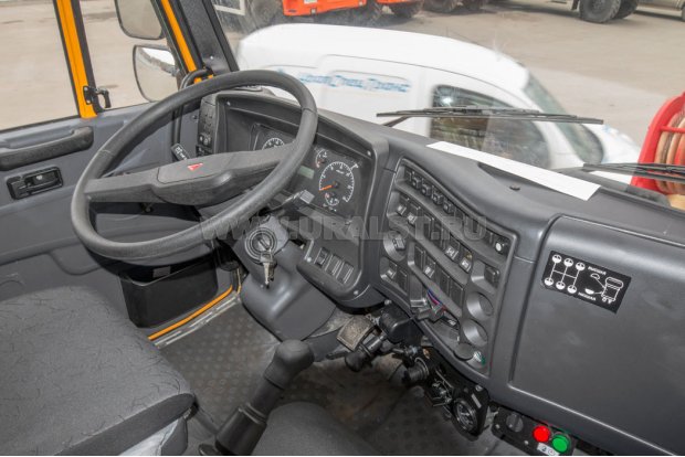 Приборная панель в кабине водителя