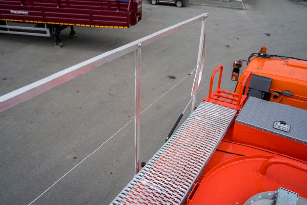 Складной поручень