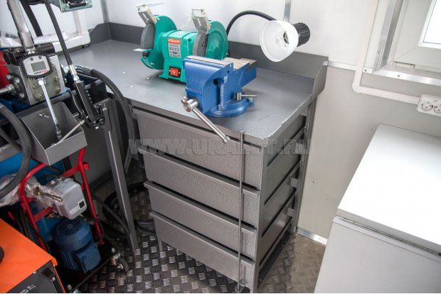 Верстак с выдвижными ящиками