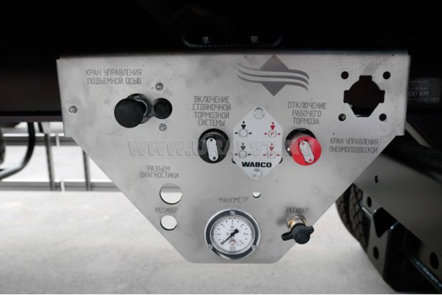 Пульт управления стояночным тормозом и подъемной осью