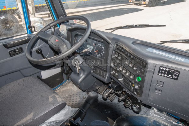 Приборная панель в кабине водителя