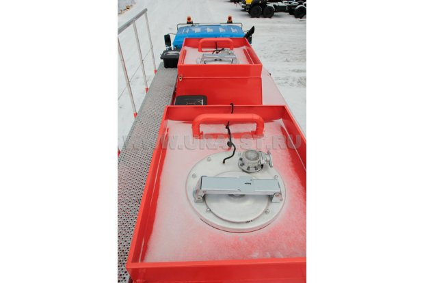 Заливные горловины цистерны