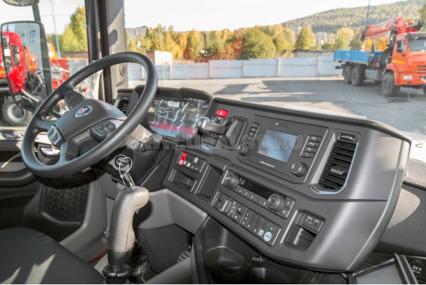 Приборная панель в кабине водителя