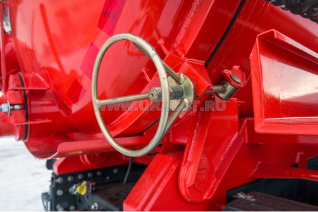 Запор открывающегося днища