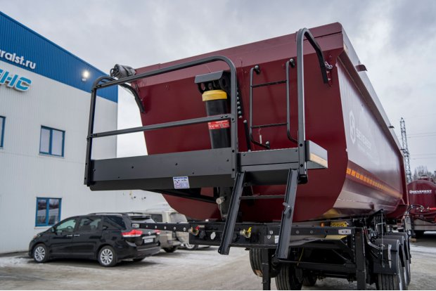 Площадка обслуживания со складной лестницей