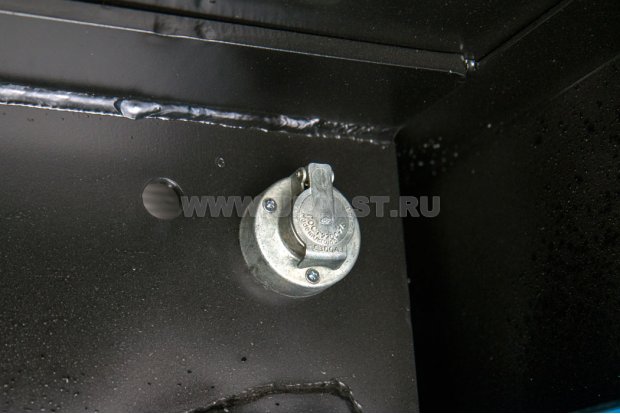 розетка 24V для подлкючения проблескового маячка