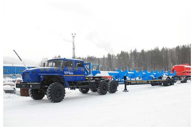 Седельный тягач Урал со сдвоенной кабиной и полуприцеп опоровоз