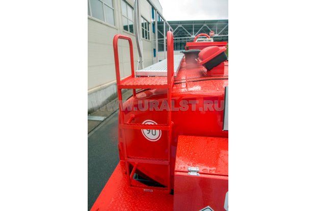 Лестница на площадку обслуживания