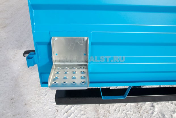 Складная ступень для подъема на бортовую платформу