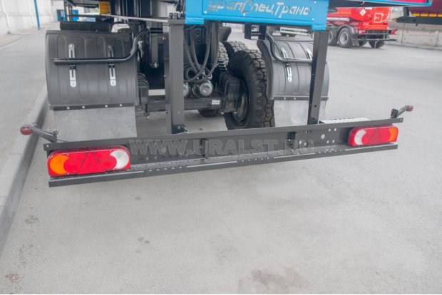 Заднее защитное устройство