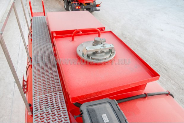 Заливная горловина цистерны