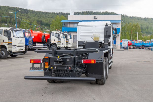 Заднее защитное устройство