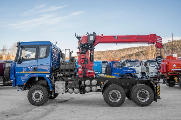 Седельный Тягач УСТ 5453 с КМУ HUBEI SQ8S4 SHACMAN SX32586V385 (6х6), 315/80R22,5